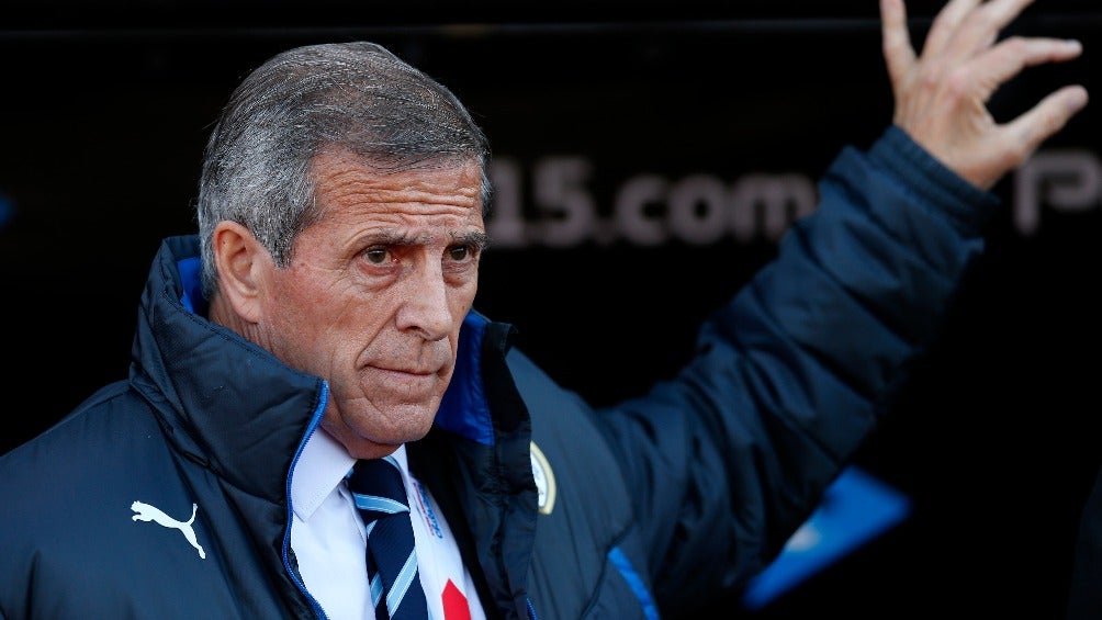 Óscar Washington Tabárez dirigiendo a la Selección de Uruguay