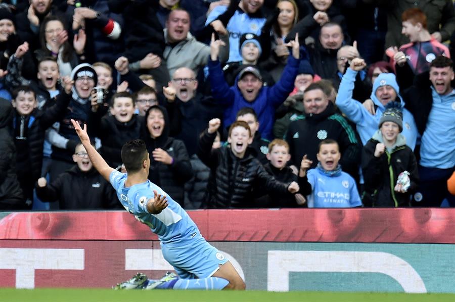 Rodri festeja ante los aficionados del City