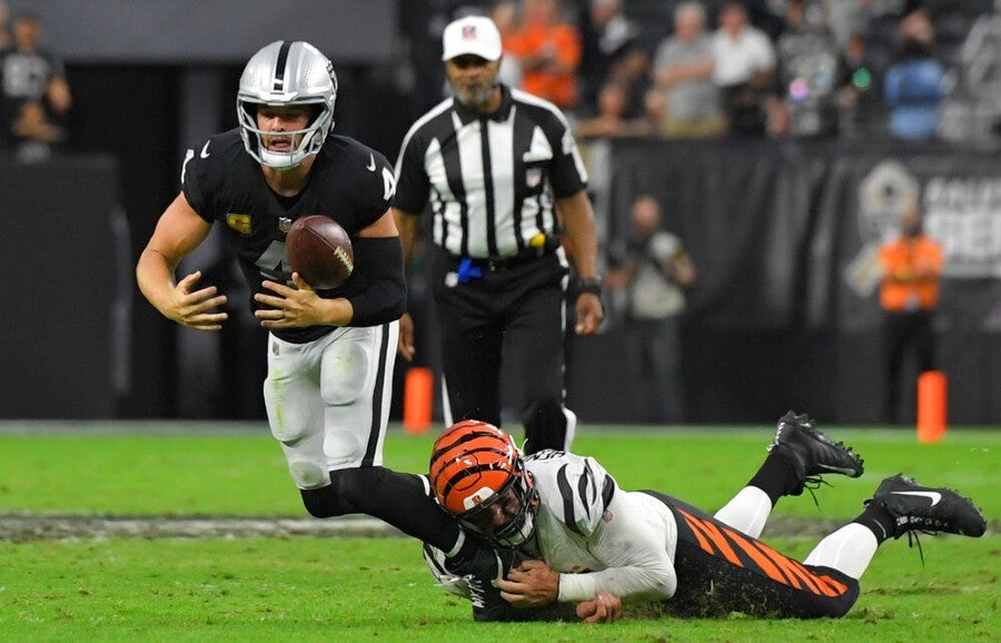 Derek Carr sufrió ante la defensiva de Bengals