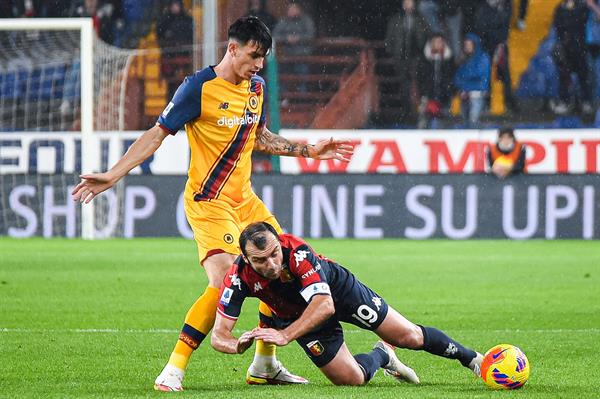 Genoa vs Roma durante juego liguero de la Serie A