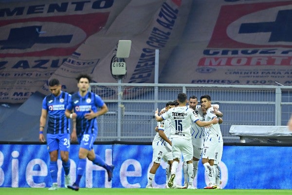 Jugadores reaccionan durante el Cruz Azul contra Rayados