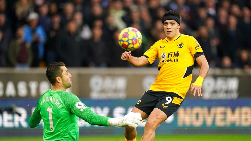 Raúl Jiménez durante un partido con Wolves