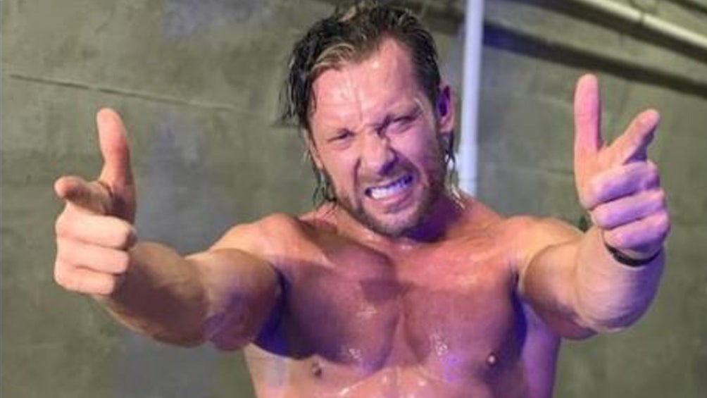 Kenny Omega celebra tras una batalla