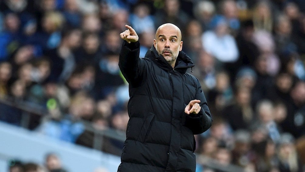 Pep Guardiola durante un partido con el City