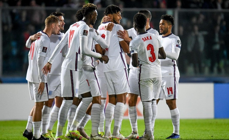 Jugadores de Inglaterra celebran victoria 