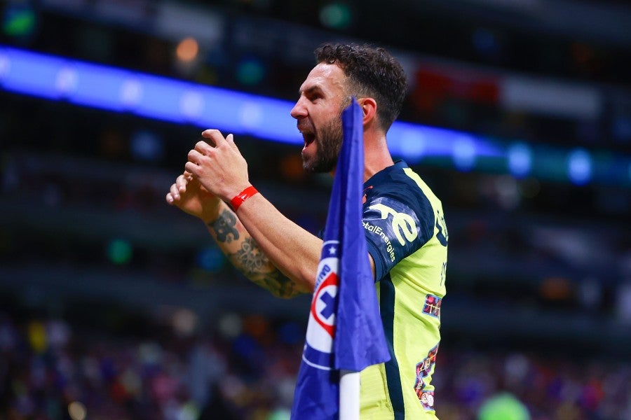 Miguel Layún durante un partido con América