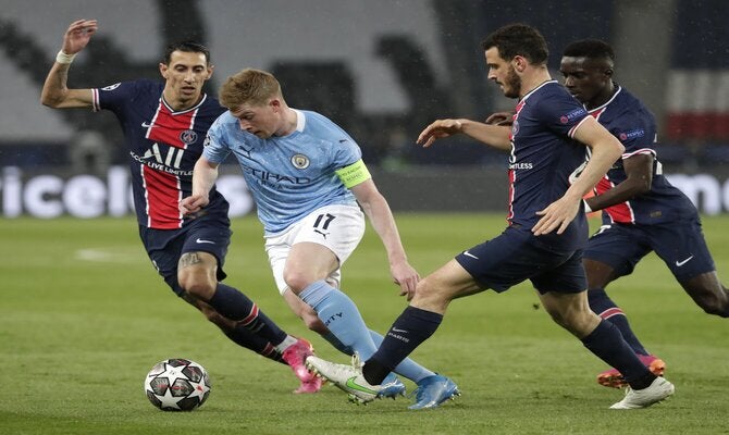 De Bruyne intenta evadir la marca del PSG