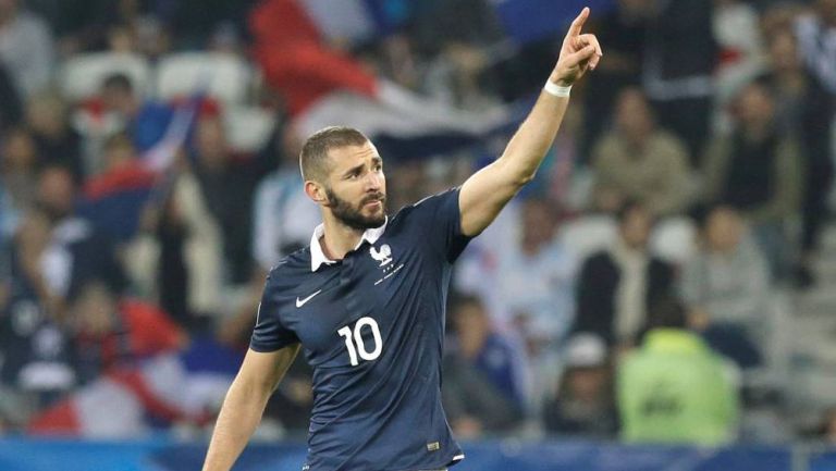 Benzema festejando uno de los goles con Francia