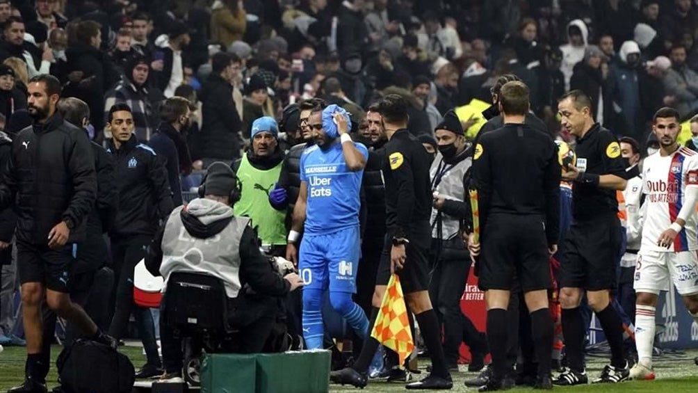 Dimitri Payet abandona el terreno de juego protegido