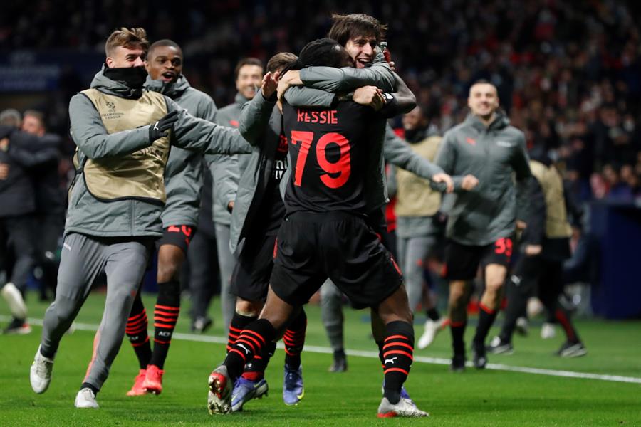 Jugadores del Milán festejan gol ante el Atlético