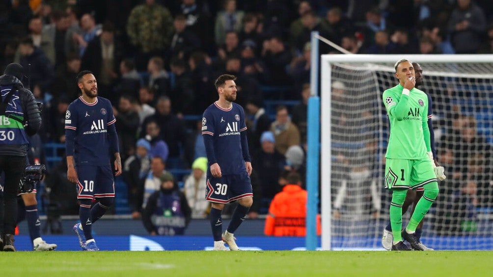 Jugadores del Paris Saint Germain salen consternados del terreno de juego