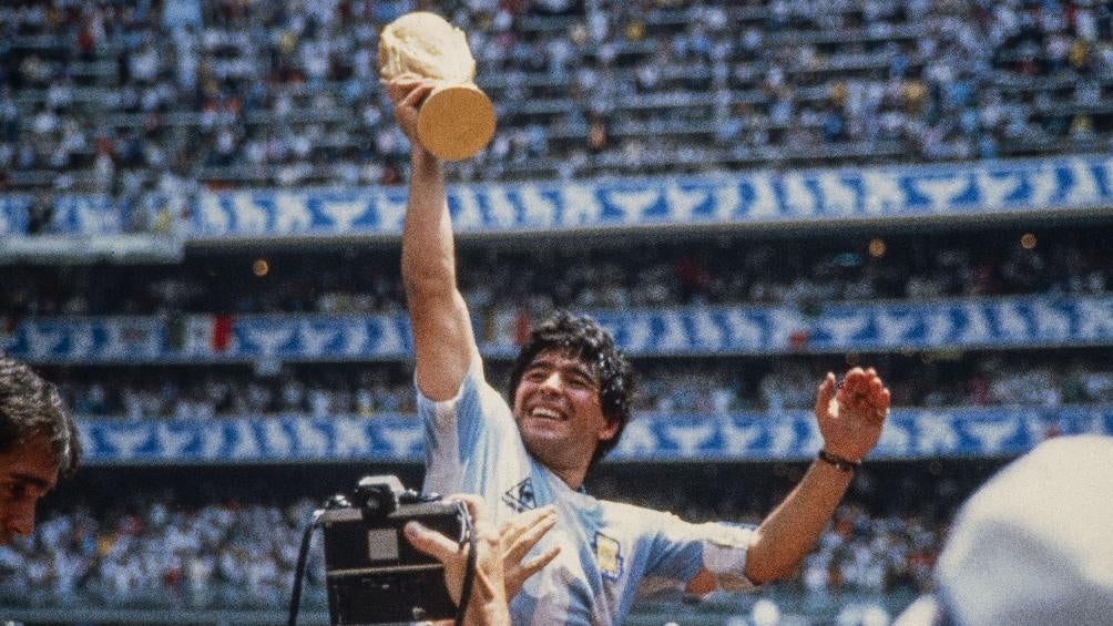 Diego Armando Maradona festejando con la Copa del Mundo