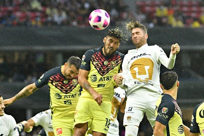 Bruno Valdez pelea el balón en un Pumas vs América