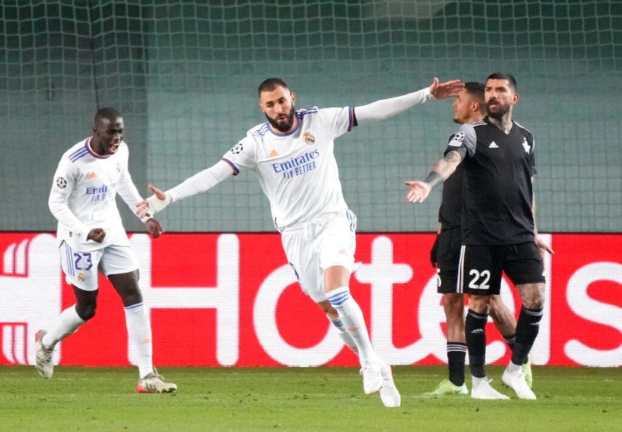 Karim Benzema festejando un gol ante el Sheriff