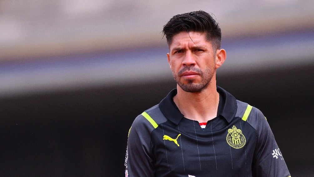 Oribe Peralta jugando con Chivas en la Liga MX