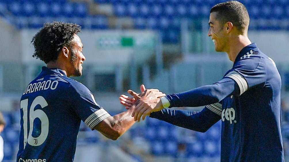 Cristiano Ronaldo y Juan Guillermo Cuadrado festejando con Juventus