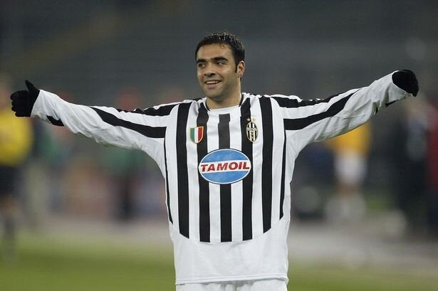 Fabrizio Miccoli en un juego de la Juventus