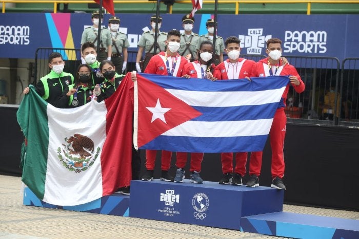 Clavadistas mexicanos en el podio junto a los cubanos