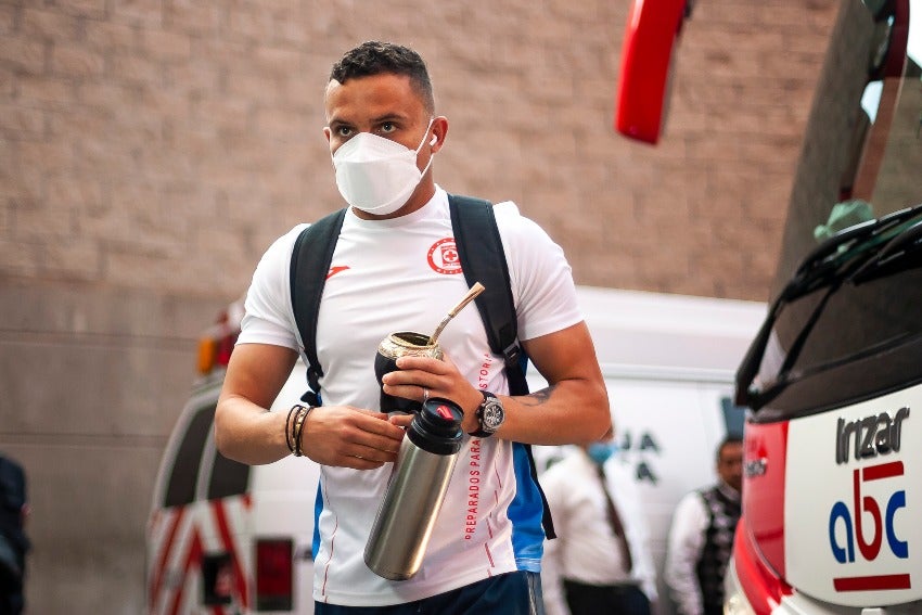 Jonathan Rodríguez previo a un partido de Cruz Azul