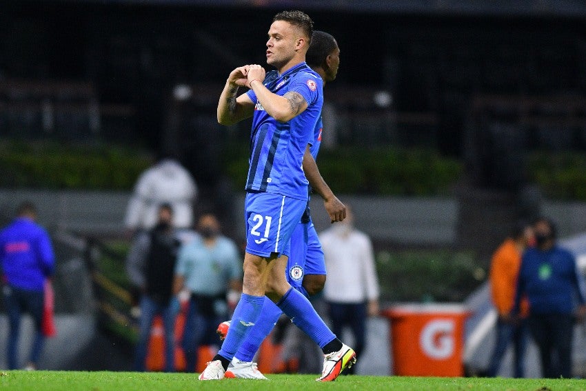 Jonathan Rodríguez en un partido de Cruz Azul