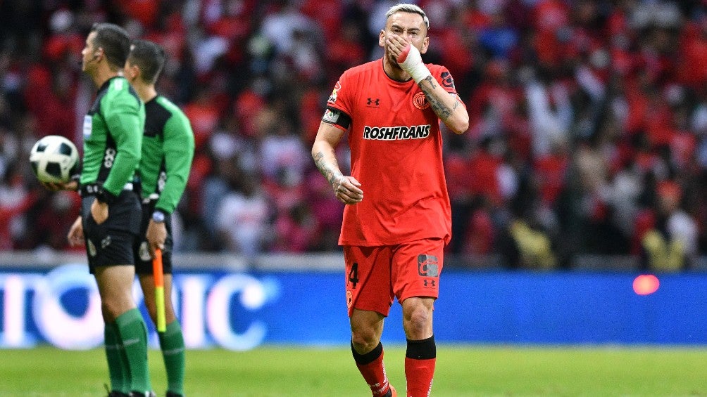 Rubens Sambueza reacciona durante partido con Toluca