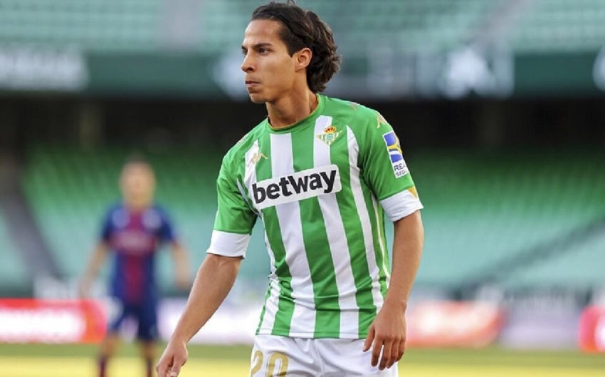 Diego Lainez en un partido del Real Betis