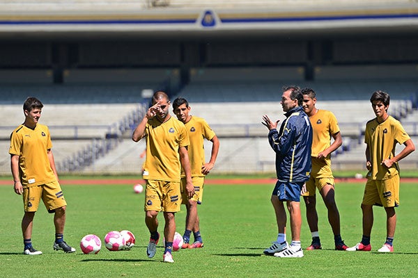 El estratega en un entrenamiento con Pumas 