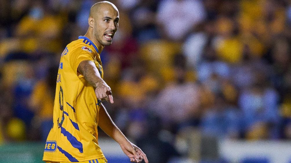 Guido Pizarro jugando con Tigres en la Liga MX