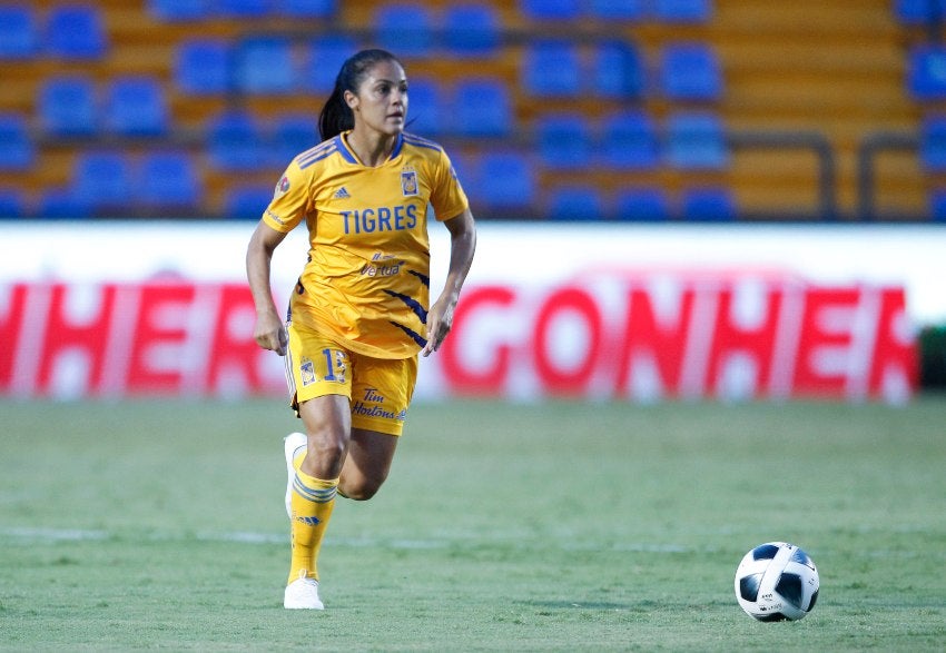 Cristina Ferral en un partido de Tigres