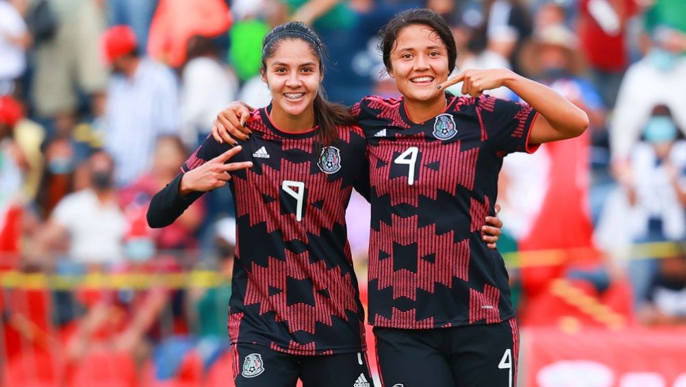 Alison González y Rebeca Bernal festejando un gol de México