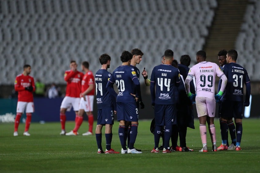 Jugadores del Belenenses ante el Benfica