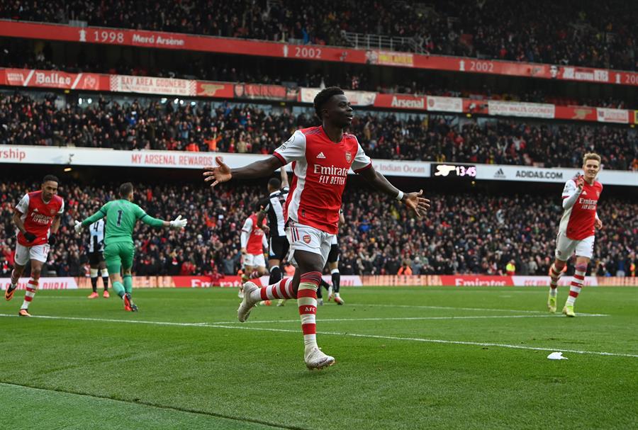 Saka festejando gol ante Newcastle