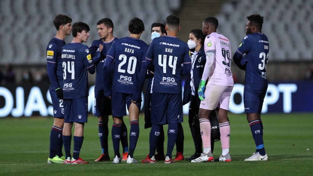 Jugadores del Belenenses ante el Benfica