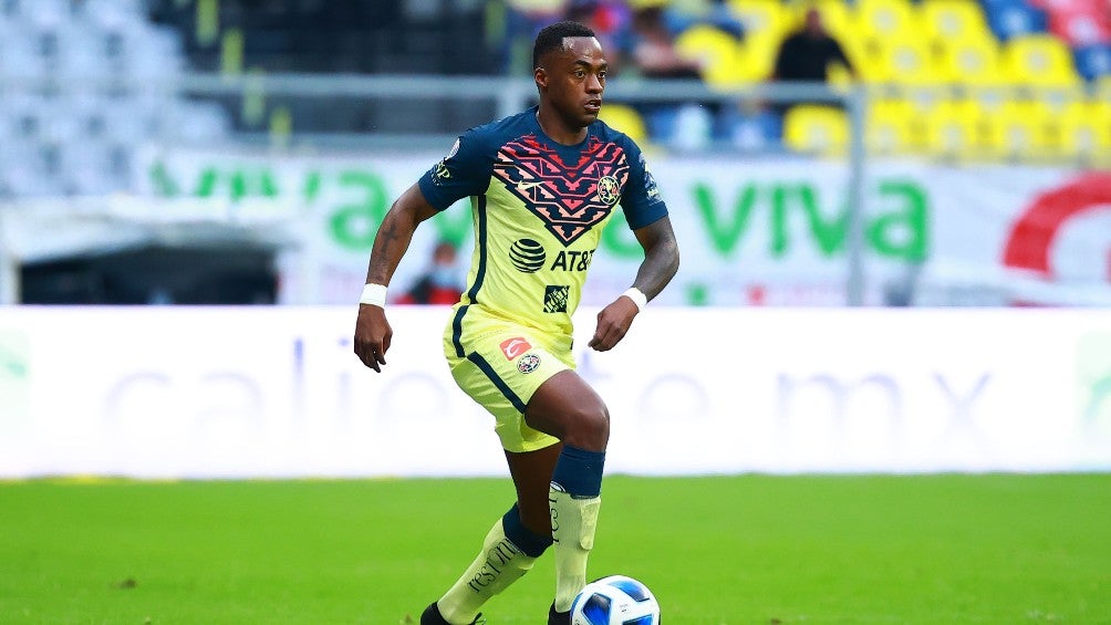 Renato Ibarra durante un partido con América