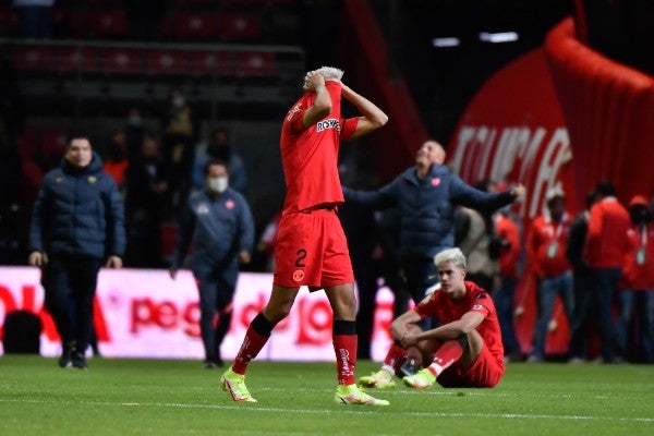 Jugadores del Toluca se lamentan tras ser eliminados por Pumas