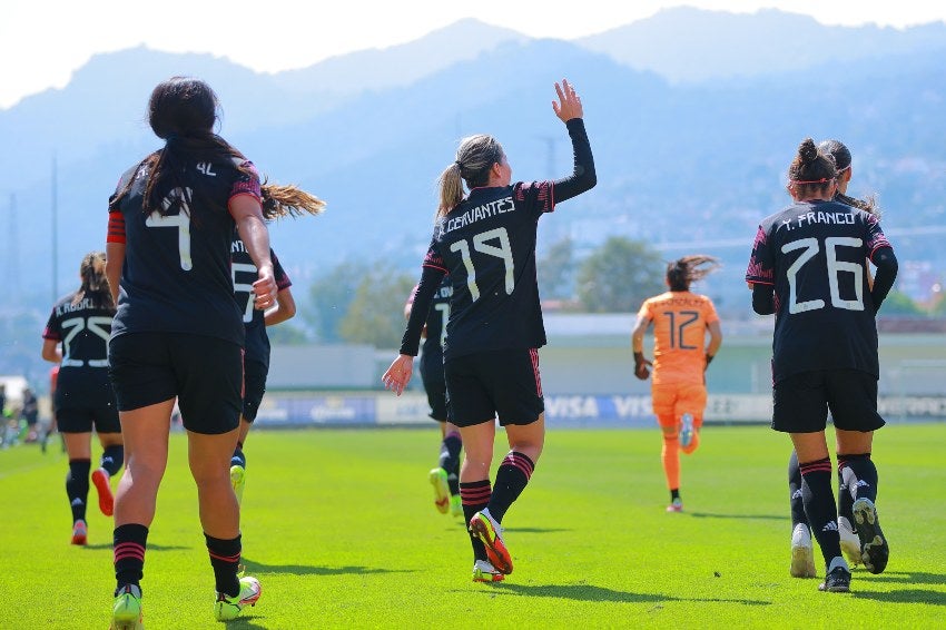 Jugadores mexicanas tras anotar un gol ante Canadá