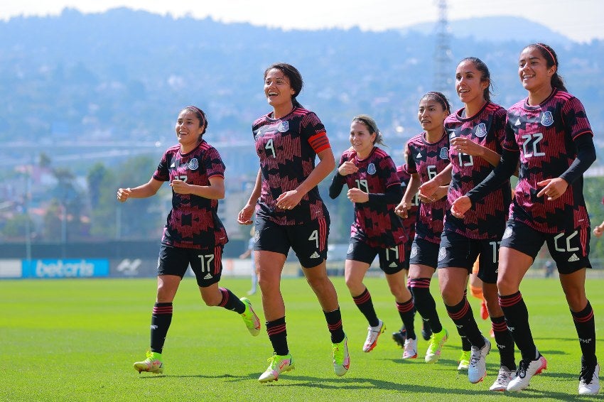 Jugadores mexicanas tras anotar un gol ante Canadá