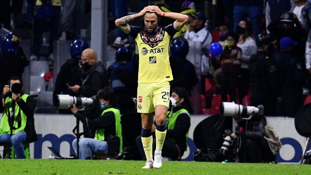 Miguel Layún en el duelo entre Pumas y América