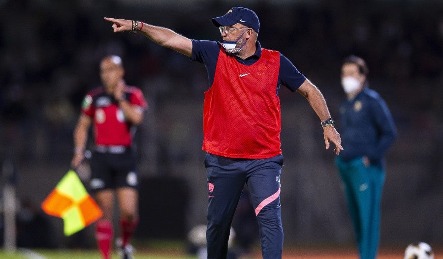 Andrés Lillini dirigiendo juego ante América