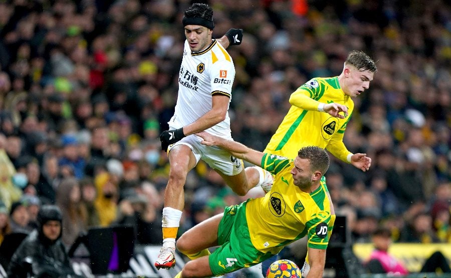 Jiménez peleando el balón en duelo ante Norwich