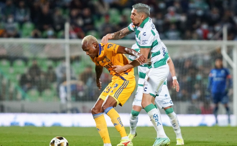 Diego Valdés pelea el balón con Luis Quiñones