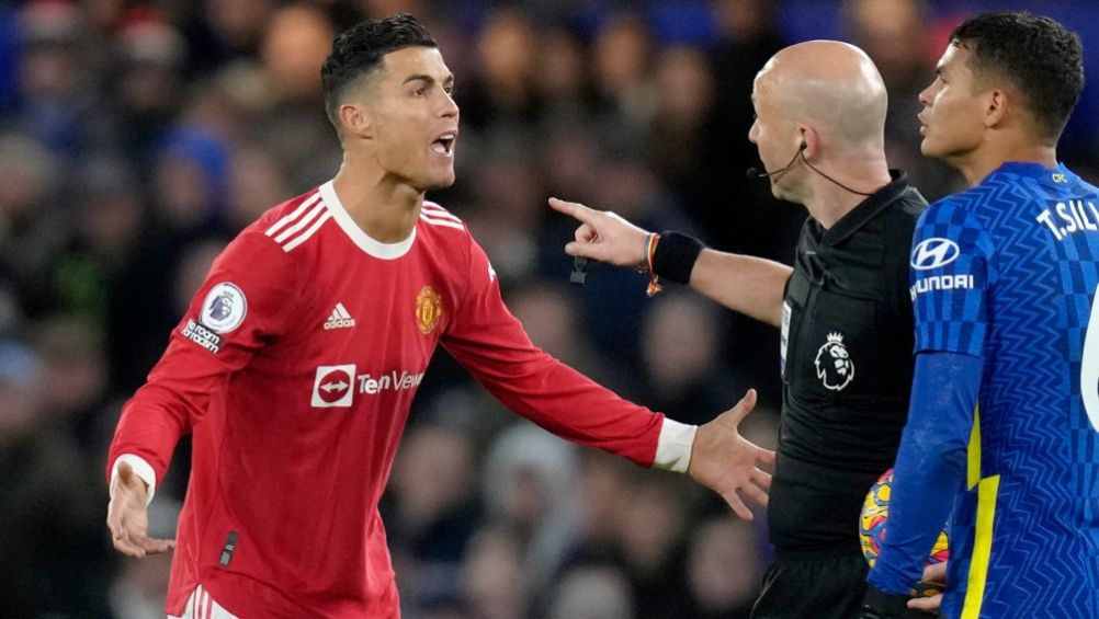 Cristiano Ronaldo discutiendo con el árbitro en el juego ante Chelsea