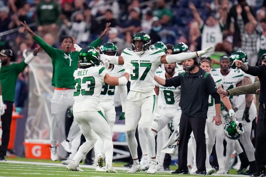 Jugadores de los Jets festejando una anotación