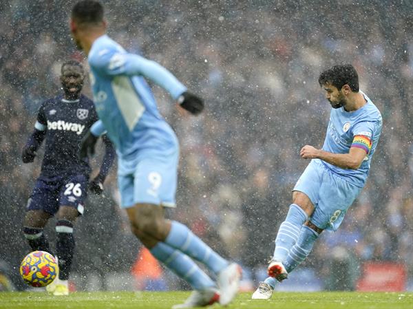 Gundogan dispara al arco de Fabianski