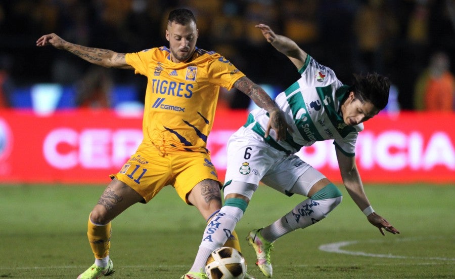 Nico López pelea el balón con Alan Cervantes