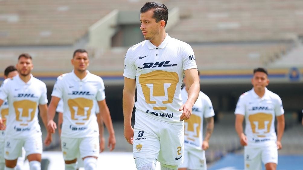 Alan Mozo en un partido de Pumas