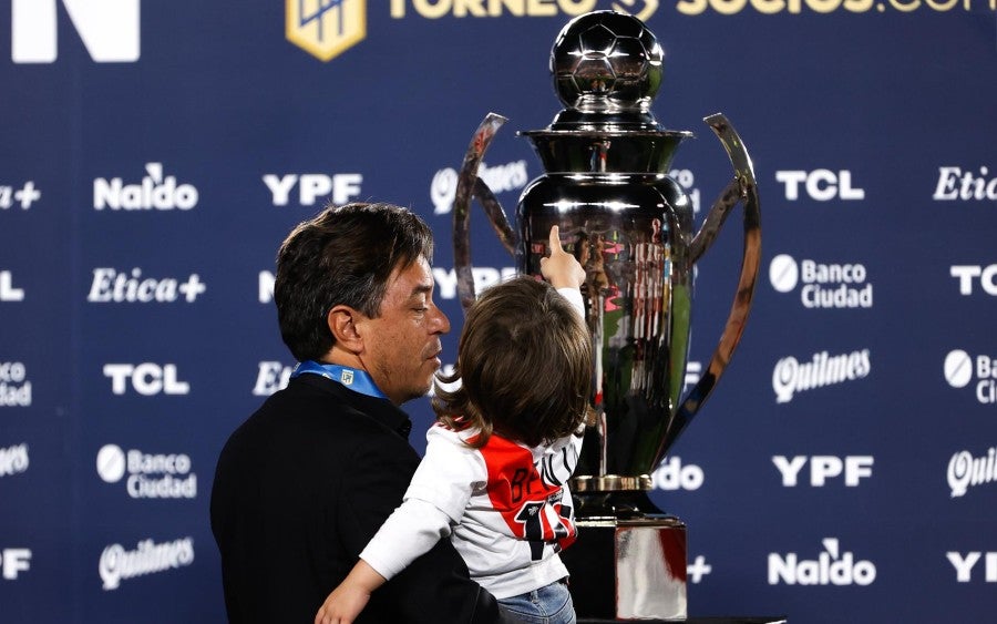 Gallardo y su hijo con el trofeo de la Liga de Argentina