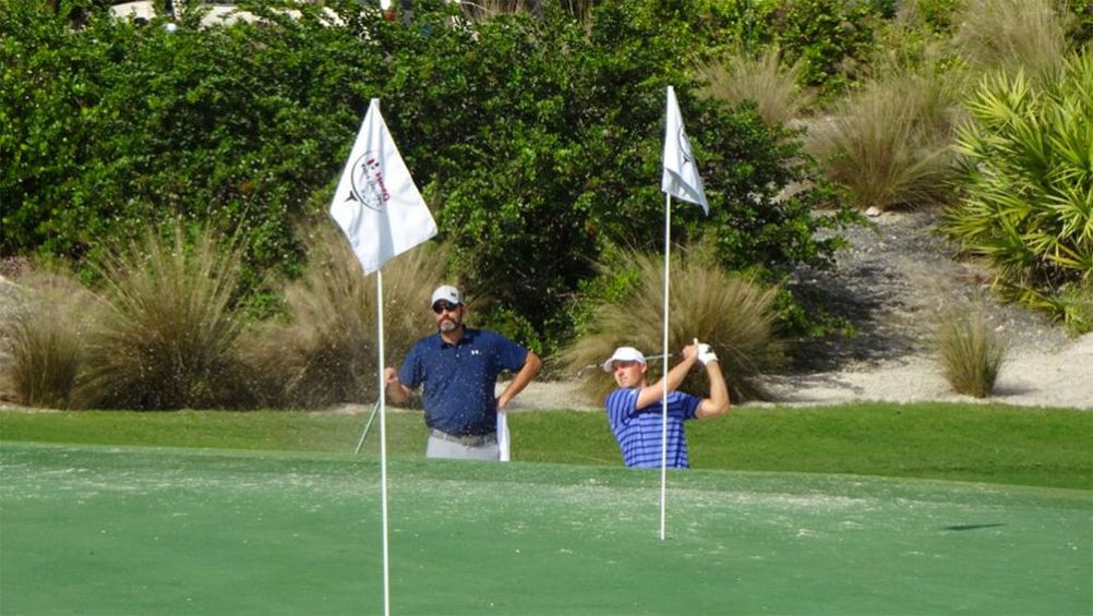 Jordan Spieth y su inseparable caddie, Michael Greller