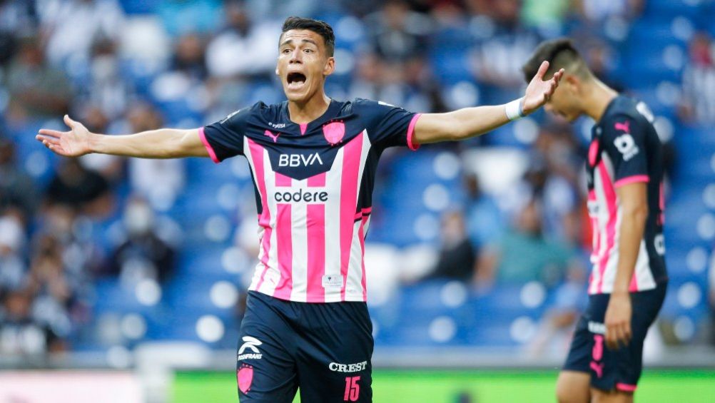 Héctor Moreno en reclamo con Rayados