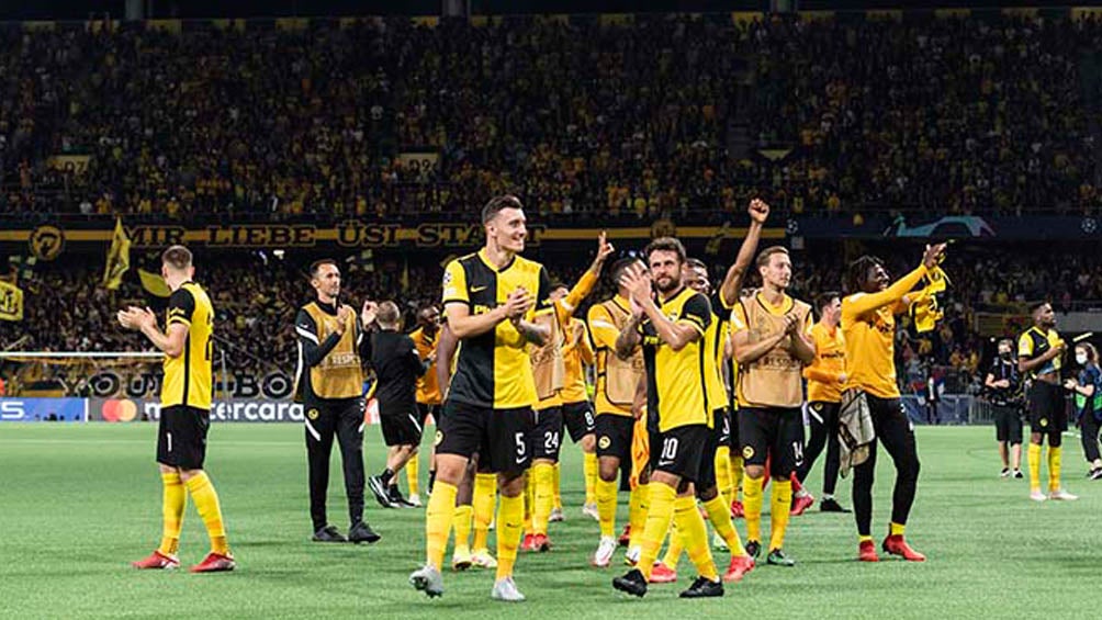 Jugadores del Young Boys celebran la victoria ante el United